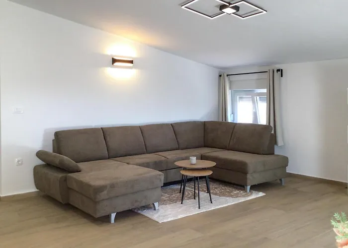 3 Bedroom Cozy In Casa vacanze Sukošan