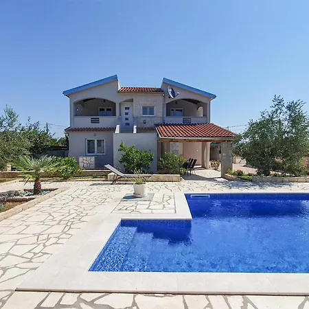 Prázdninový dům 3 Bedroom Cozy In Sukosan