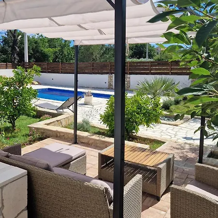 3 Bedroom Cozy In Sukosan Prázdninový dům