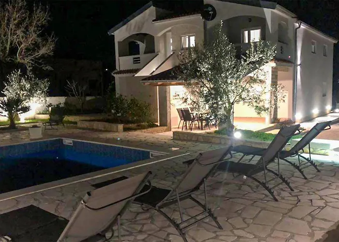 3 Bedroom Cozy In Sukošan