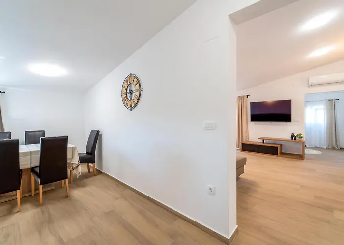 3 Bedroom Cozy In Sukošan