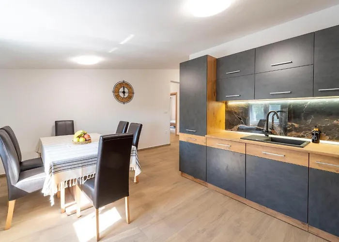3 Bedroom Cozy In Ferienhaus Sukošan