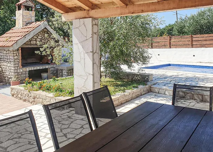 3 Bedroom Cozy In Ferienhaus Sukošan