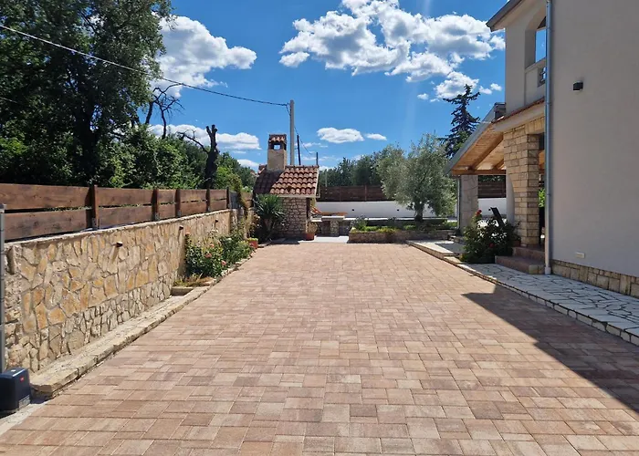 3 Bedroom Cozy In Sukošan